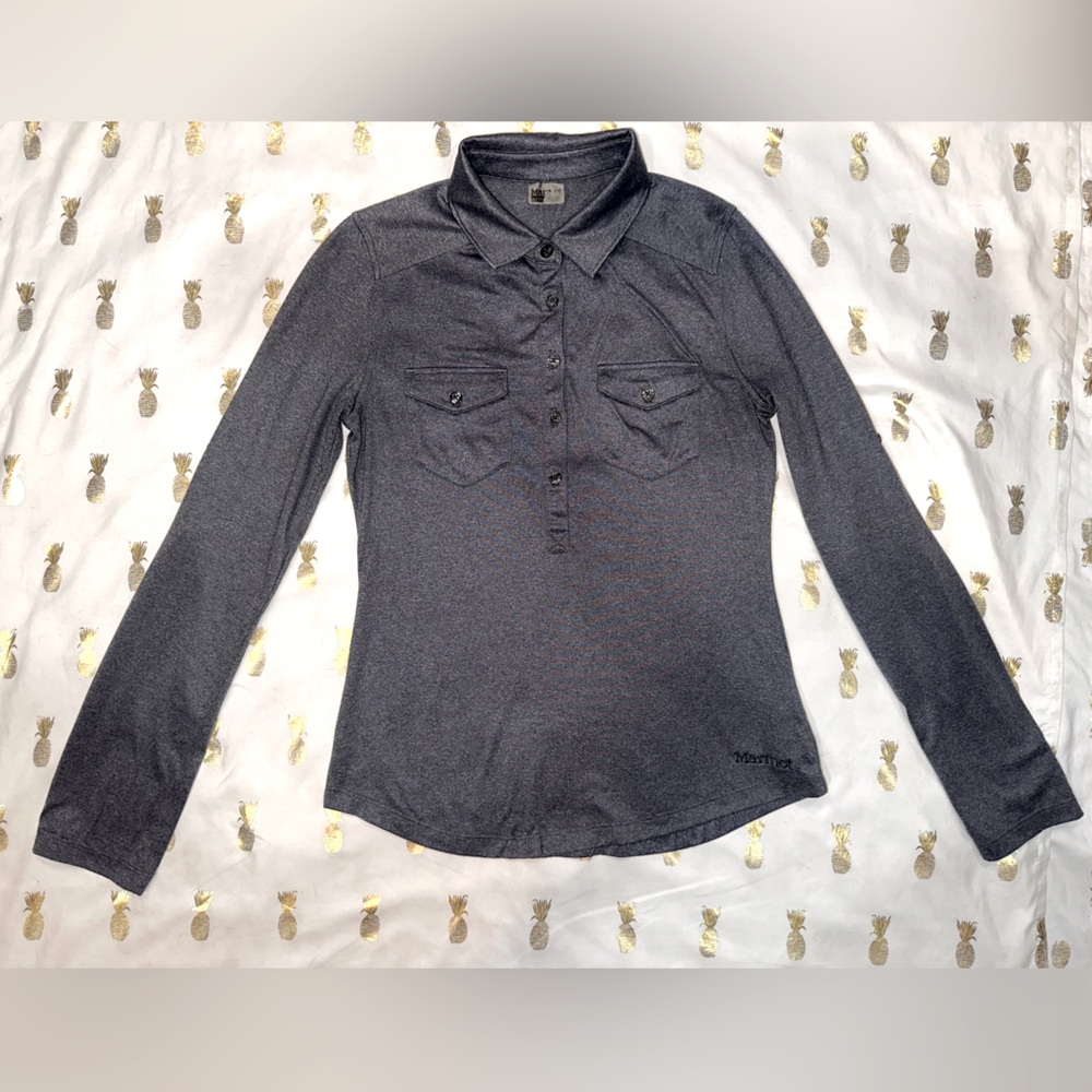 Marmot Ladies longsleeve 1/2 button down top. Sz XS. 2 chest pockets.